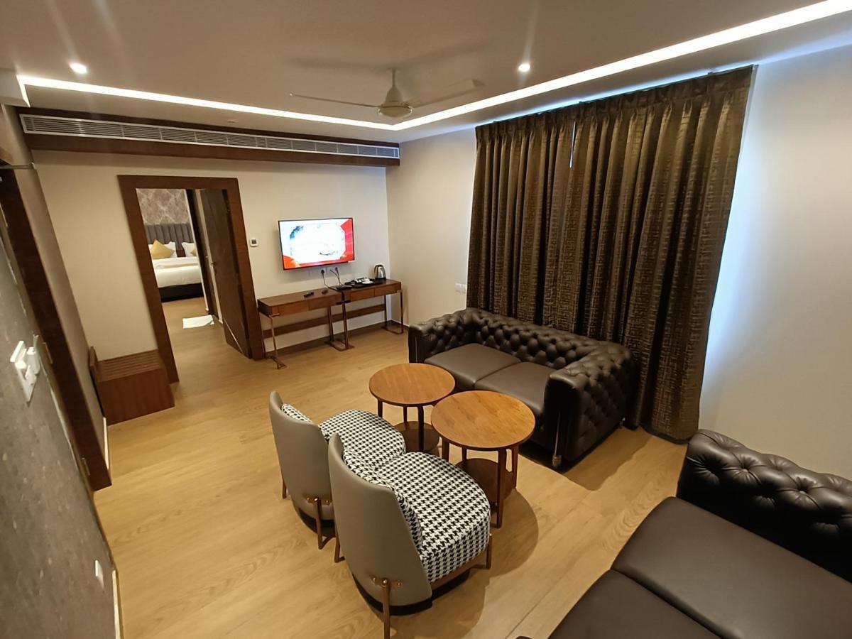 The Kings Park Grand-Near Us Consulate Hotel Ченай Екстериор снимка